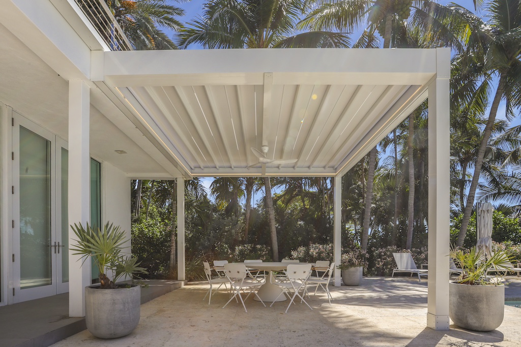 Relaxing Contemporary Pergola for Cozy Evenings