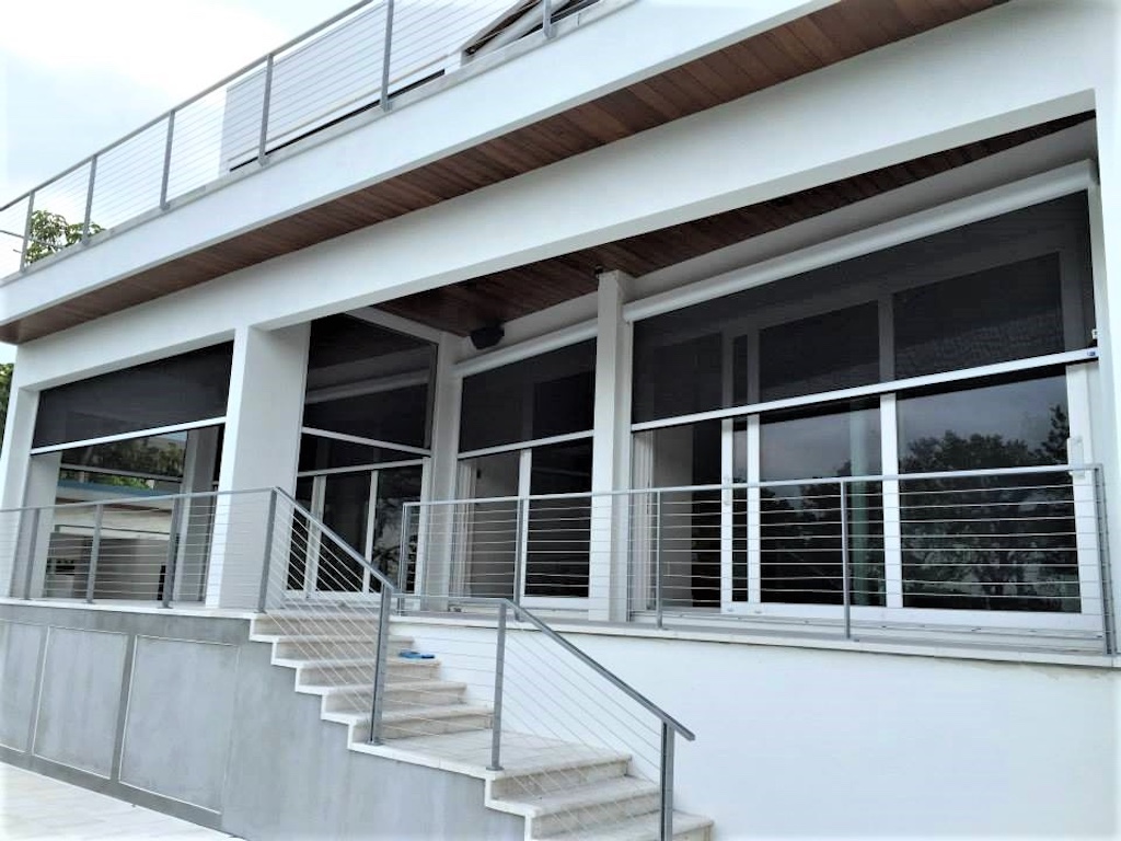 Fast hurricane screen installation for emergency storm preparation