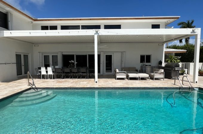 Contemporary pergola placed next to a modern backyard pool